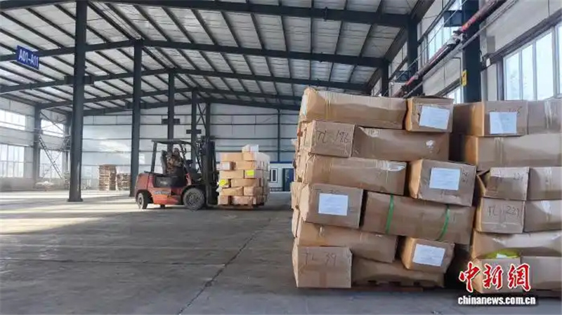 1.26俄罗斯水产品集中上市 同江边民互市贸易区交易火热2.jpg