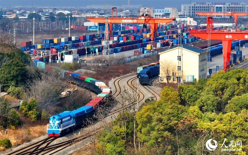2.4江西首发“跨里海”中欧班列 开辟中部至欧亚新通道5.jpg