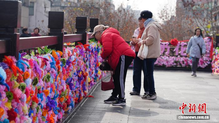 2.4百位银龄志愿者巧手生花 杭州“奶奶花街”暖心上线3.jpg