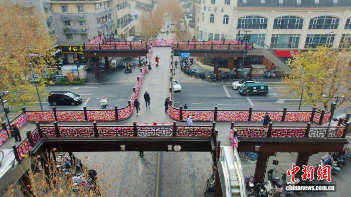 2.4百位银龄志愿者巧手生花 杭州“奶奶花街”暖心上线8.jpg