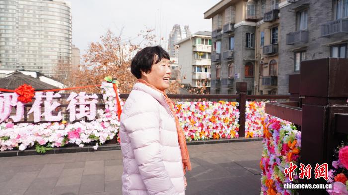 2.4百位银龄志愿者巧手生花 杭州“奶奶花街”暖心上线7.jpg