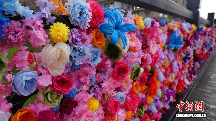 2.4百位银龄志愿者巧手生花 杭州“奶奶花街”暖心上线5.jpg