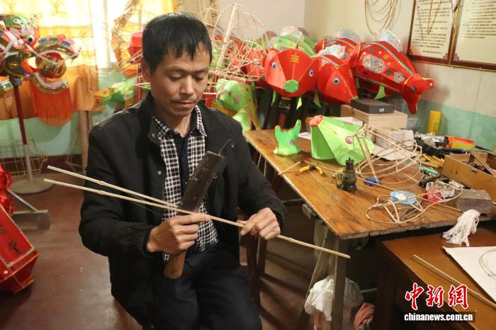 2.9“一尾鱼灯”跃千年 探寻客家传统灯彩之南康鲤鱼灯2.jpeg