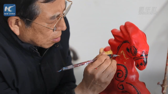 2.10宝鸡凤翔泥塑艺人黄忠祥：创新泥塑马 捏出浓浓新年味.png