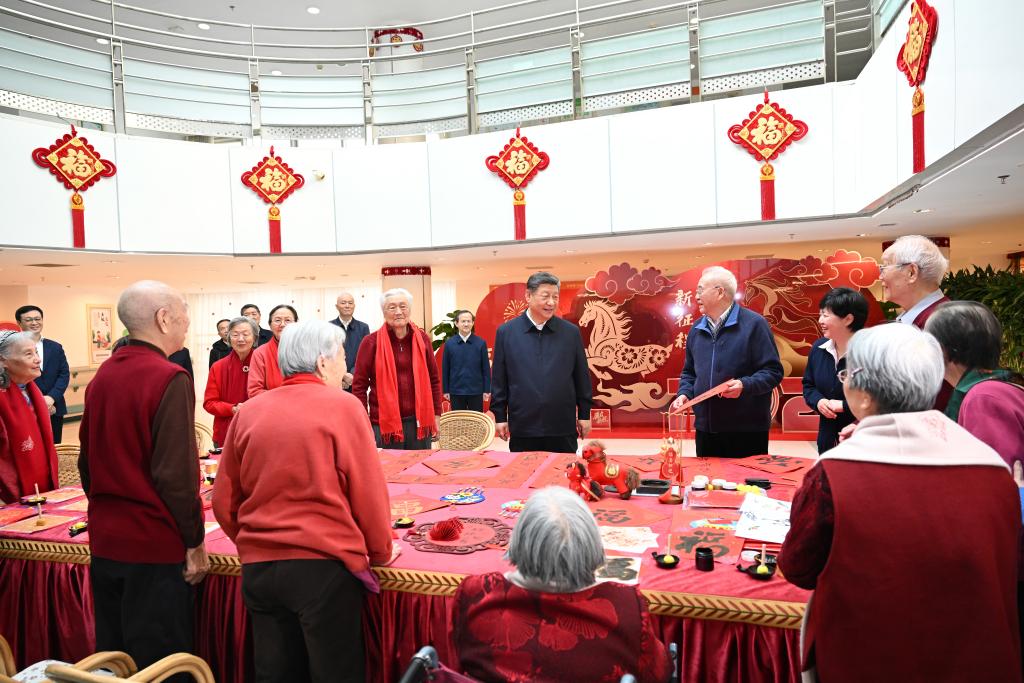 2.11习近平春节前夕在北京看望慰问基层干部群众 向全国各族人民致以美好的新春祝福4.jpeg