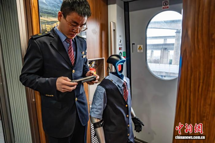 2.12浙江：高铁上新机器人“乘务员”3.png