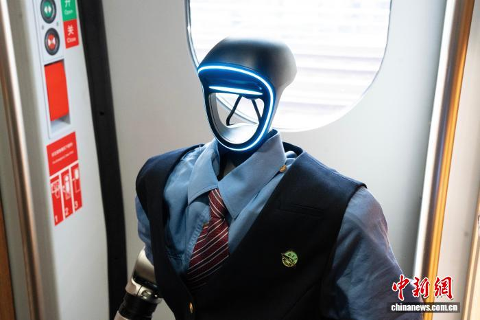 2.12浙江：高铁上新机器人“乘务员”2.png