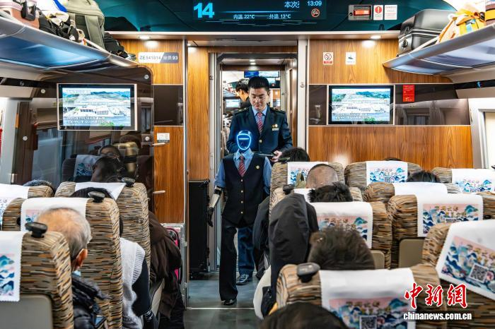 2.12浙江：高铁上新机器人“乘务员”4.png