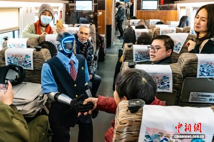 2.12浙江：高铁上新机器人“乘务员”5.png