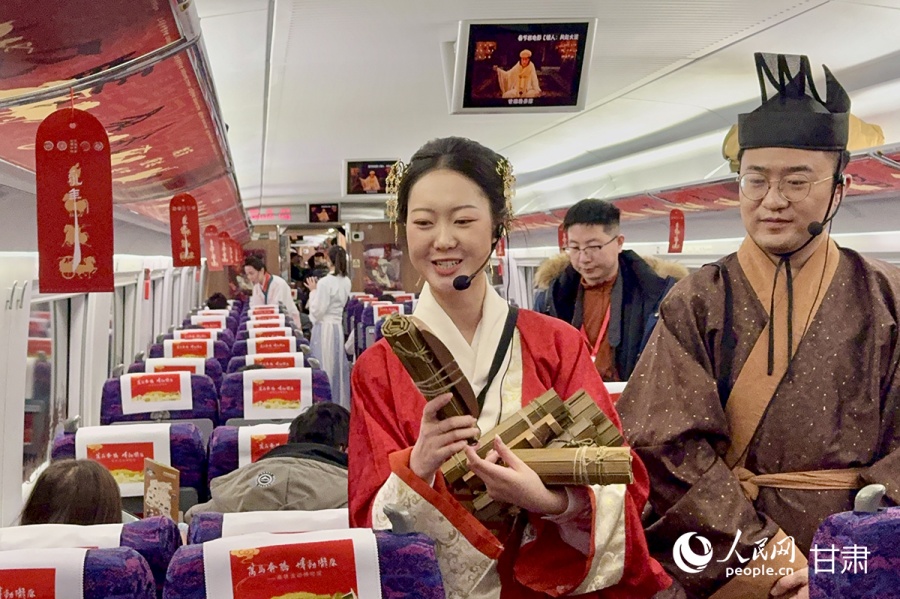 2.13中国春运列车化身传统文化“流动博物馆”1.jpg