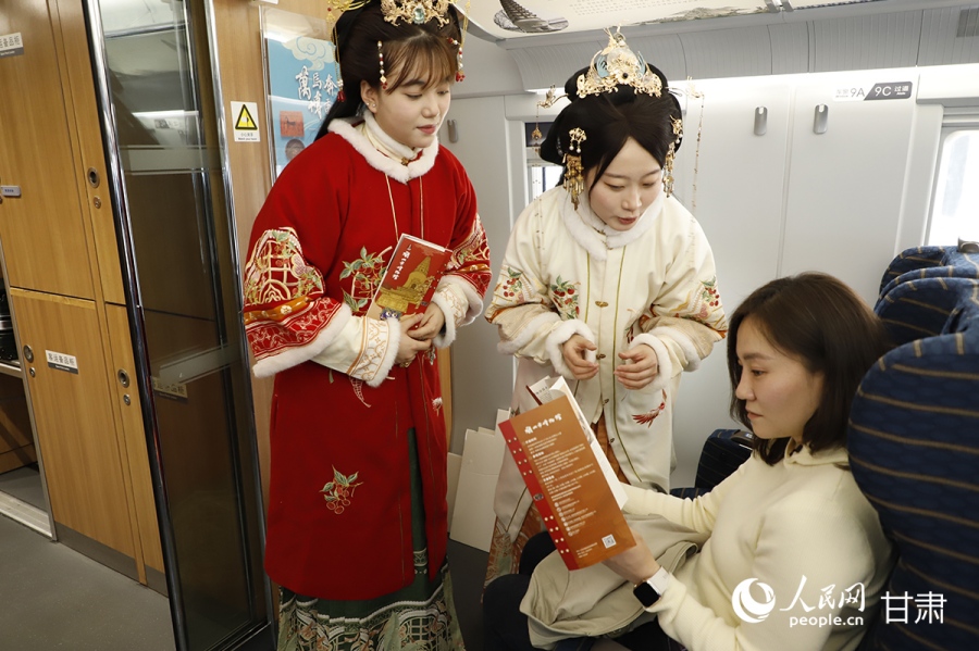 2.13中国春运列车化身传统文化“流动博物馆”9.jpg