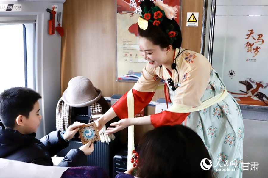2.13中国春运列车化身传统文化“流动博物馆”10.jpg