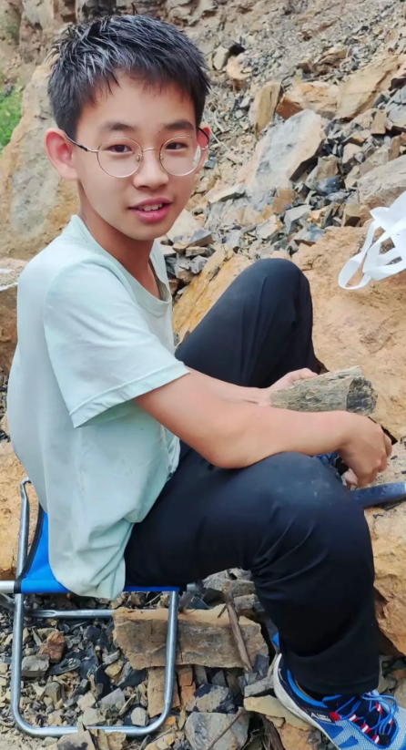 2.13 12岁小学生意外发现侏罗纪两栖动物足迹2.png