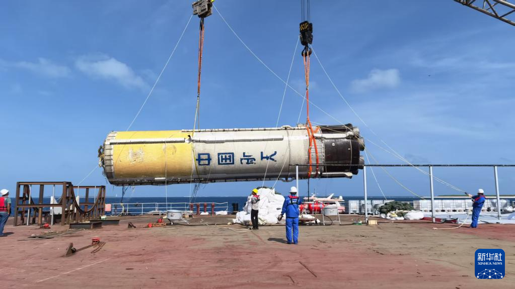 2.14长征十号运载火箭第一级成功从海中打捞出水.jpg