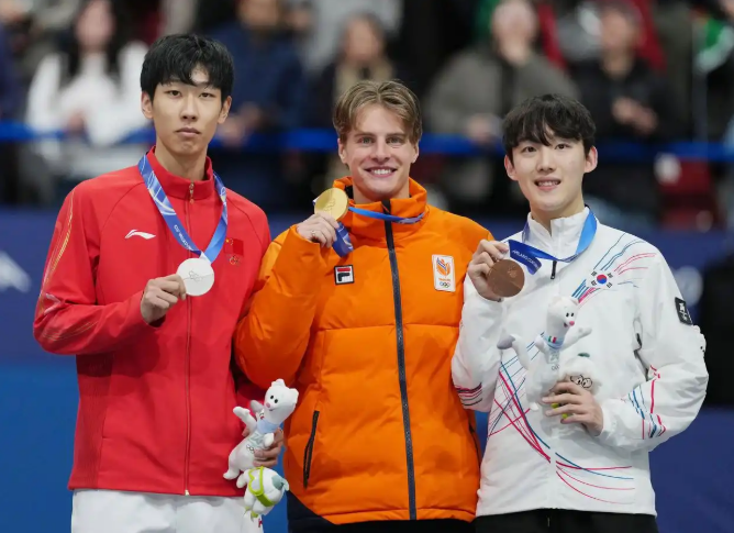 2.14孙龙在2026年冬奥会短道速滑1000米项目中摘得银牌4.png