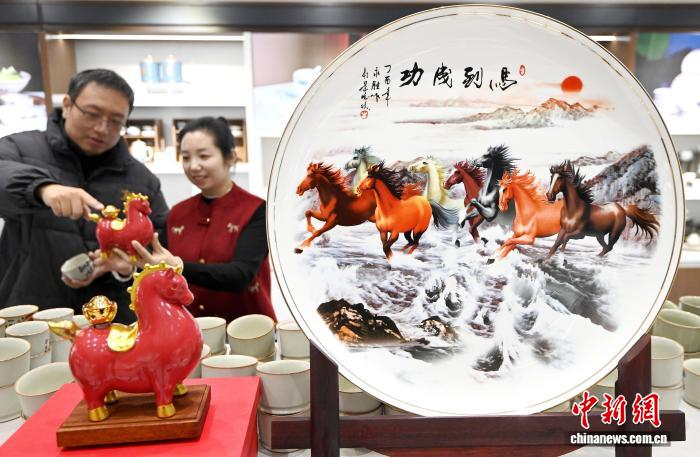 2.24河北峰峰：磁州窑马年文创走俏3.jpg