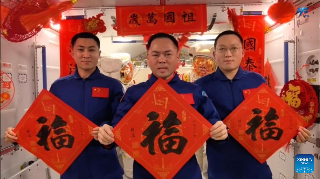 2.24中国空间站发来拜年祝福 航天员太空烤蛋糕庆新春.jpeg