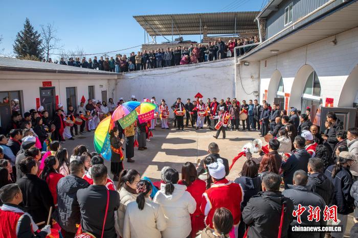 2.25柳林刘家垣村：秧歌闹春 黄土高坡年味浓4.jpg