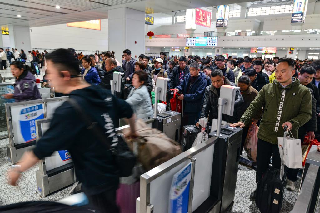 2.26春节假期全国铁路累计发送旅客1.21亿人次5.jpg