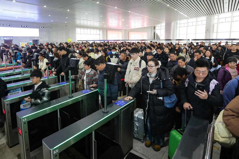 2.26春节假期全国铁路累计发送旅客1.21亿人次3.jpg