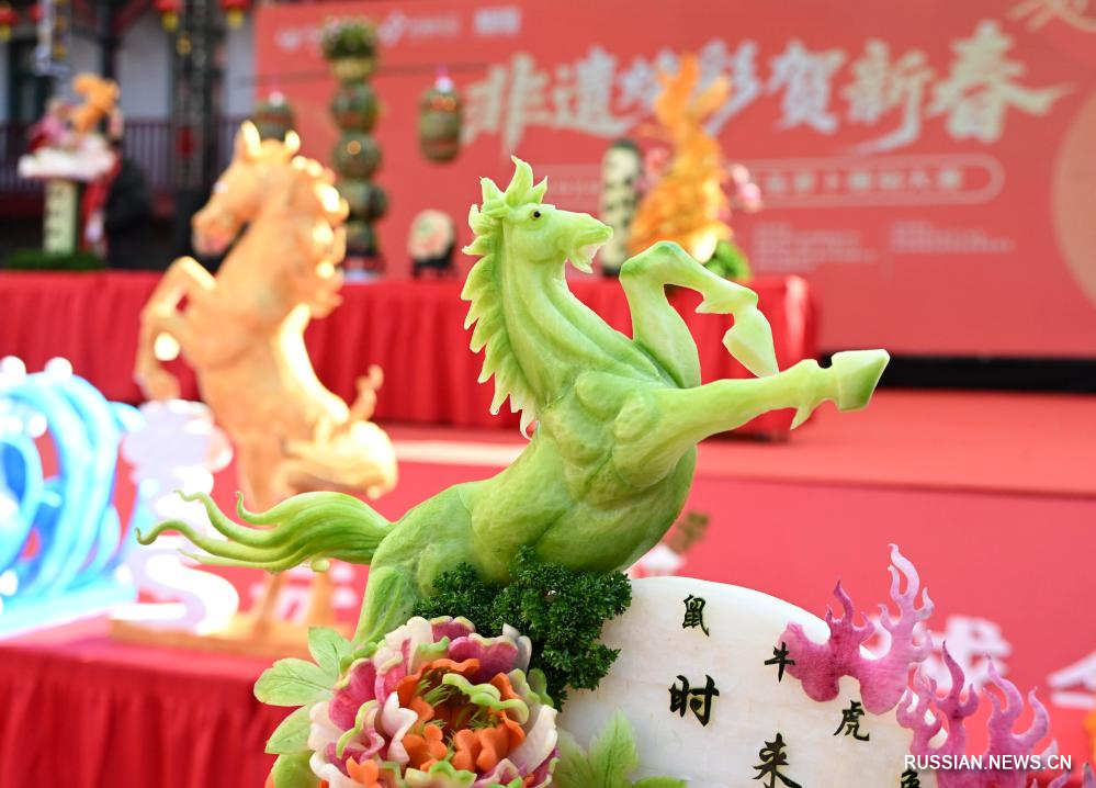 2.27又现“神仙打架”!青岛糖球会萝卜雕刻大赛高手现场炫艺1.jpg