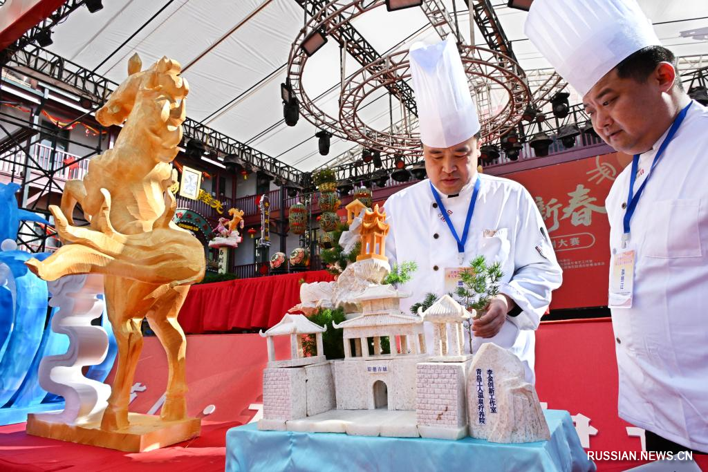 2.27又现“神仙打架”!青岛糖球会萝卜雕刻大赛高手现场炫艺5.jpg