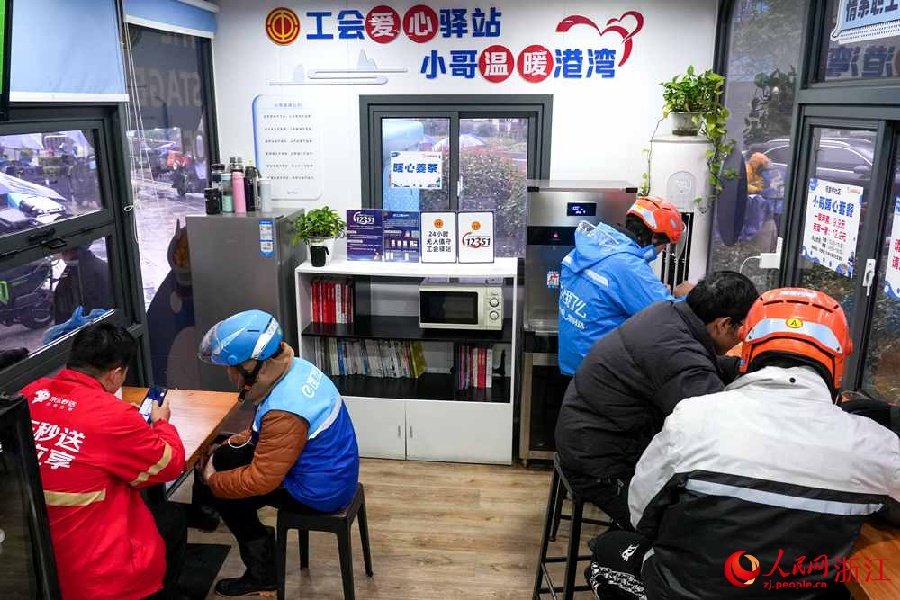 3.2浙江杭州:骑手驿站暖人心3.jpg