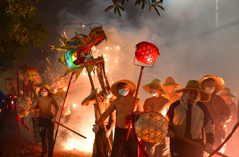 3.3街头炸龙“热辣滚烫” 马年新春欢乐不歇3.jpg