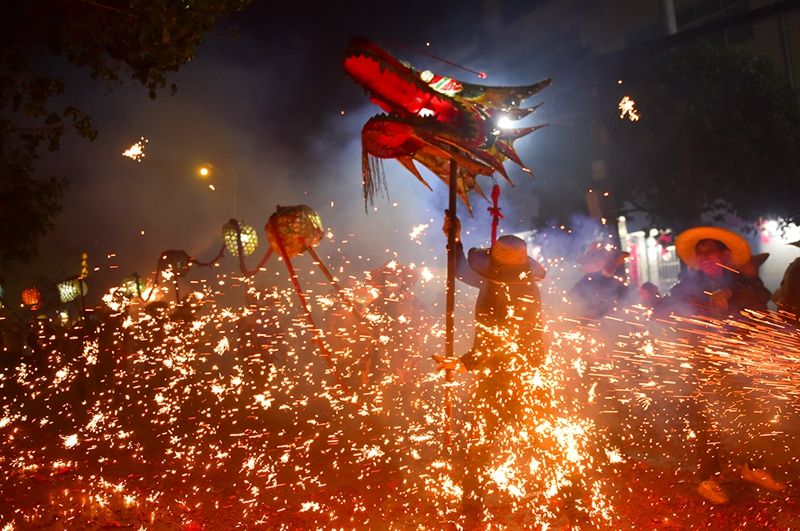 3.3街头炸龙“热辣滚烫” 马年新春欢乐不歇2.jpg