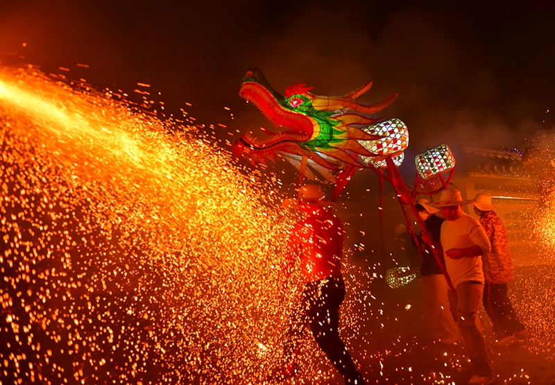 3.3街头炸龙“热辣滚烫” 马年新春欢乐不歇1.jpg