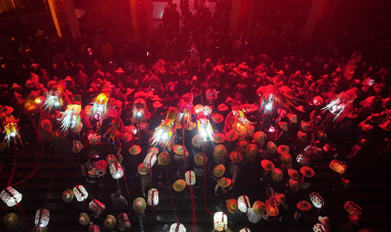 3.3街头炸龙“热辣滚烫” 马年新春欢乐不歇6.jpg