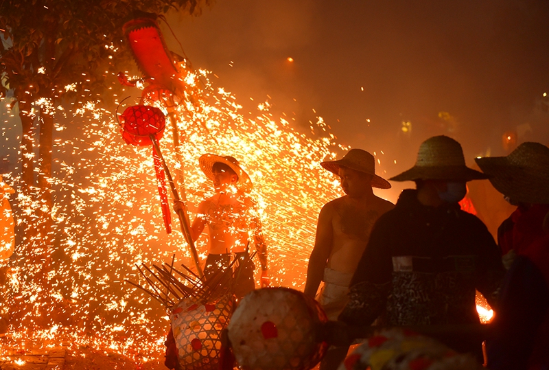 3.3街头炸龙“热辣滚烫” 马年新春欢乐不歇4.jpg