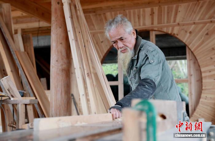 3.5广西76岁大爷硬核“炫技” 无钉无图建了一座三层木楼1.jpg