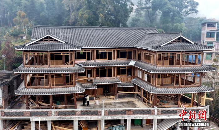 3.5广西76岁大爷硬核“炫技” 无钉无图建了一座三层木楼2.jpg