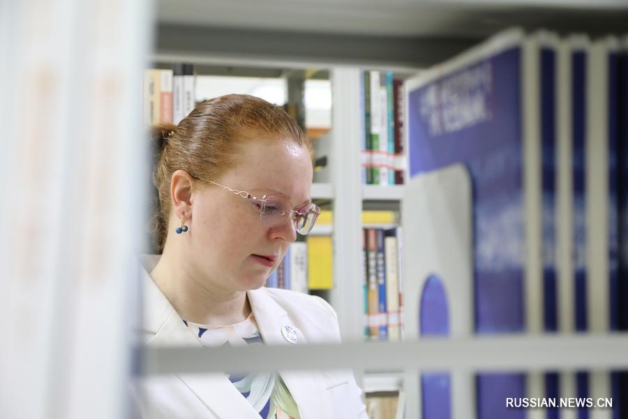 3.13扎根甘肃的敦煌学博士奥莉娅：用热爱将敦煌文化 “说” 给世界听1.jpg