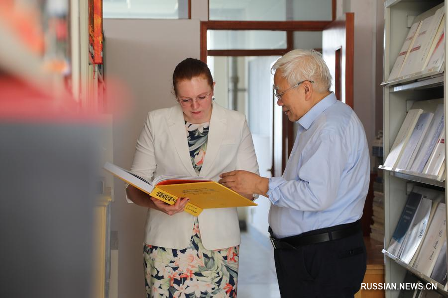 3.13扎根甘肃的敦煌学博士奥莉娅：用热爱将敦煌文化 “说” 给世界听2.jpg