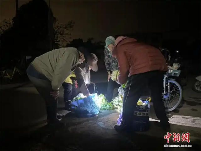 3.13广西南宁“无人菜摊”：付钱全凭自觉 诚信比菜更“鲜”3.jpg