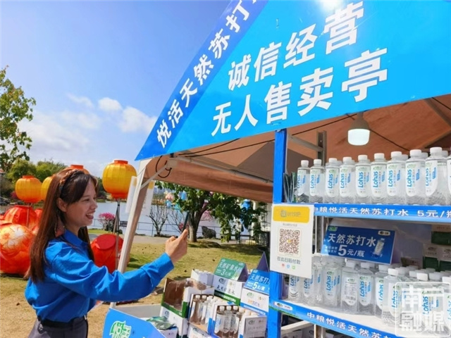 3.13广西南宁“无人菜摊”：付钱全凭自觉 诚信比菜更“鲜”4.jpg