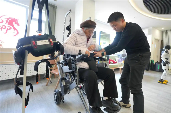 3.16智能康养机器人养老驿站上线3.jpg