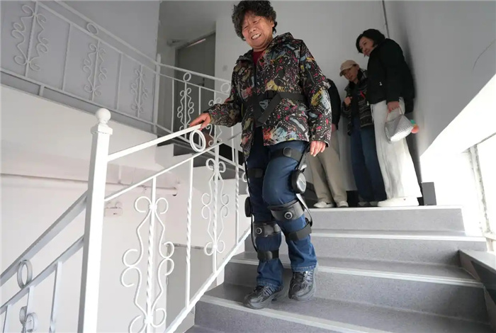 3.16智能康养机器人养老驿站上线6.jpg