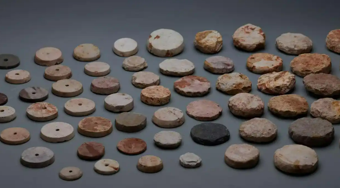 3.20六千年前“制造业”雏形 无锡斗山遗址出土石纺轮作坊2.png