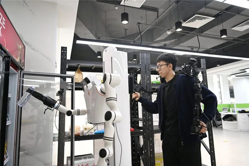 3.23探访雄安新区“机器人学校”3.jpg