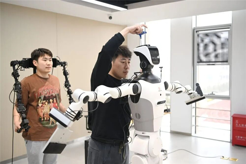 3.23探访雄安新区“机器人学校”4.jpg