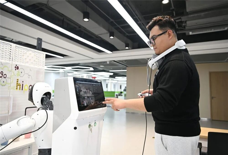 3.23探访雄安新区“机器人学校”5.jpg