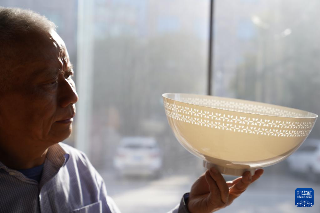3.24景德镇薄胎瓷匠人：毫厘之间 追求技艺新高度1.png