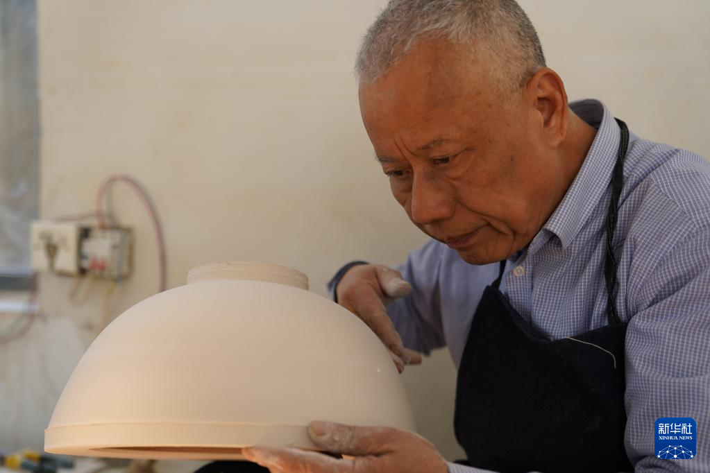 3.24景德镇薄胎瓷匠人：毫厘之间 追求技艺新高度2.png