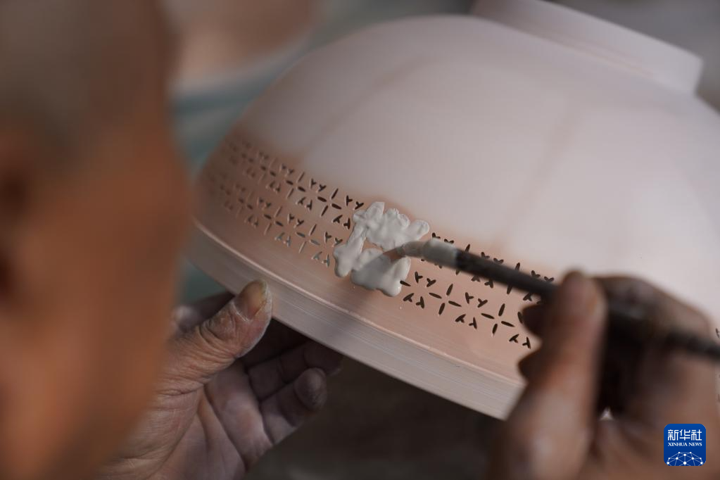 3.24景德镇薄胎瓷匠人：毫厘之间 追求技艺新高度6.png