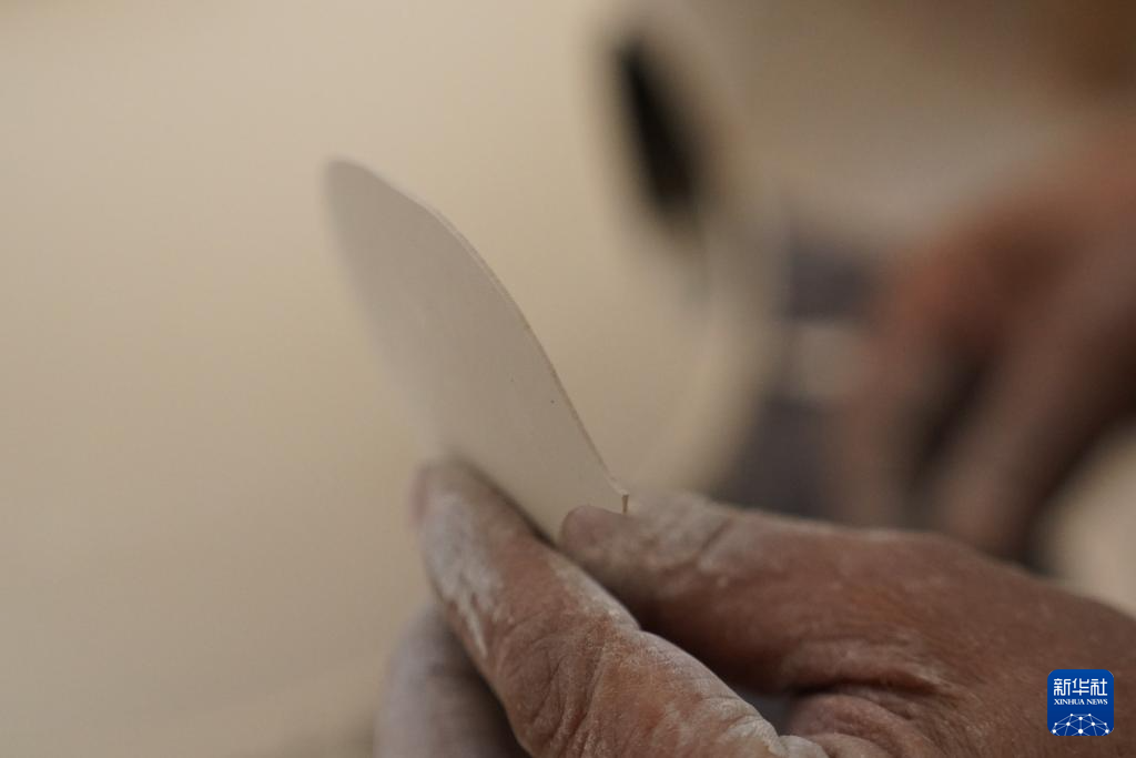 3.24景德镇薄胎瓷匠人：毫厘之间 追求技艺新高度7.png