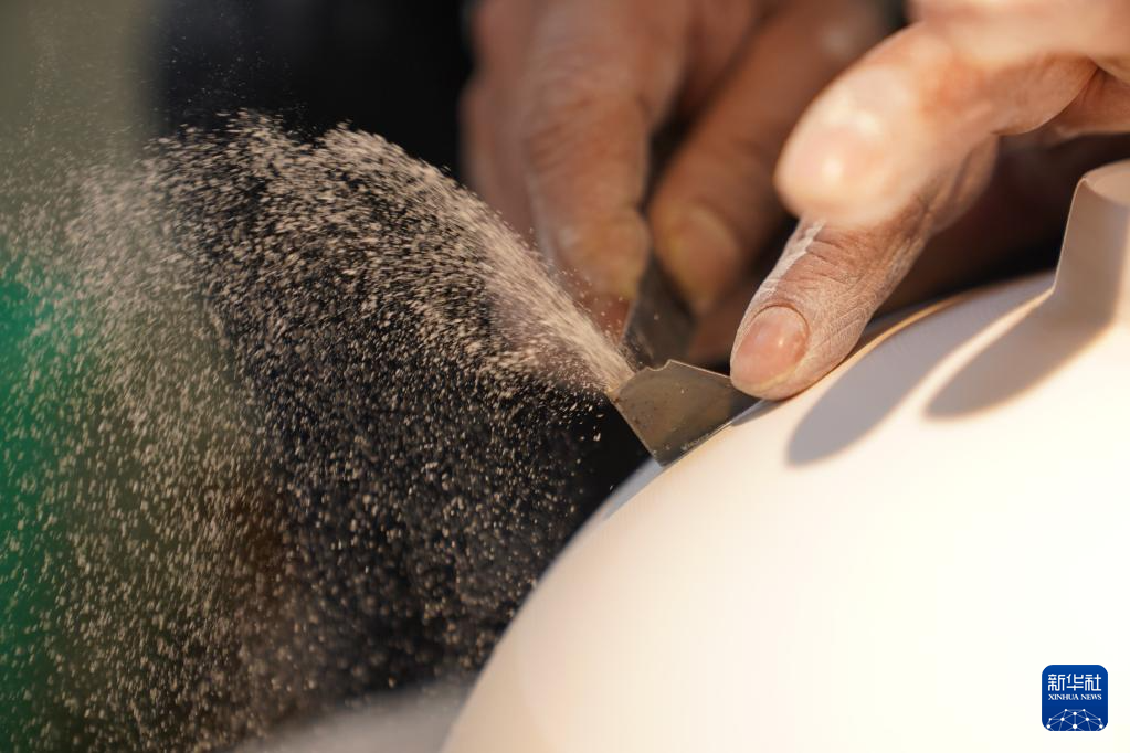 3.24景德镇薄胎瓷匠人：毫厘之间 追求技艺新高度5.png