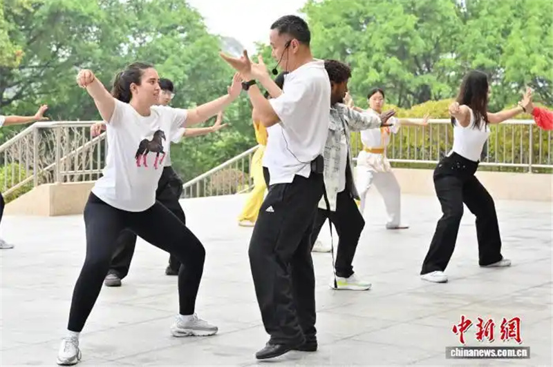 3.24外国留学生“打卡”首个国际太极拳日1.jpg